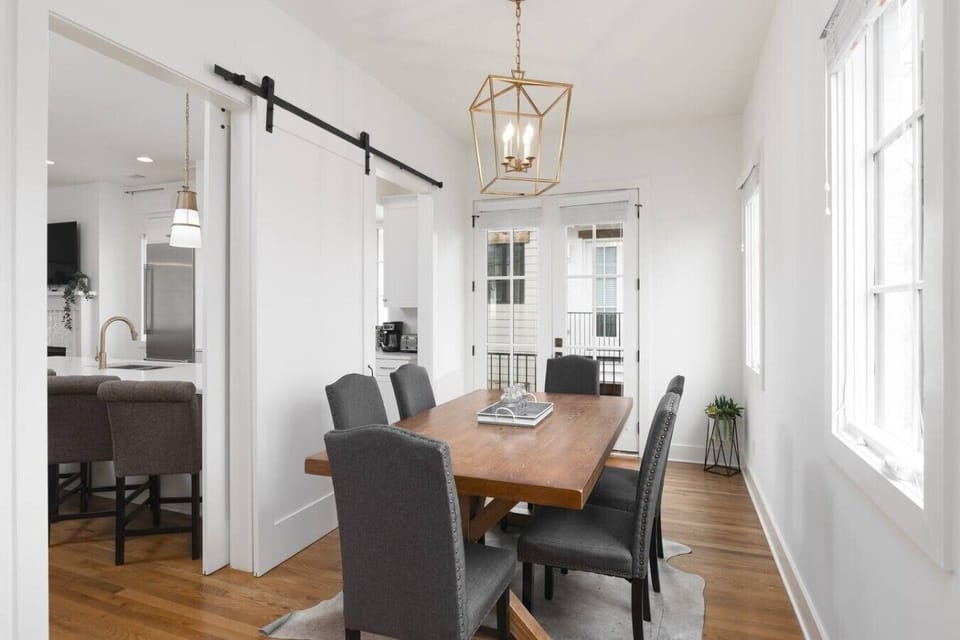 Dining area, right off of the kitchen. Tons of natural light!