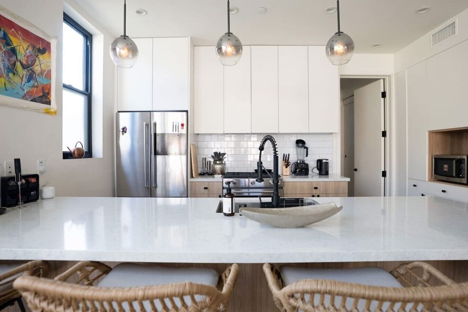 Fully equipped kitchen · Large island · Bar seating for 4 · Gas range · Coffee & tea station · Stainless steel appliances · Microwave