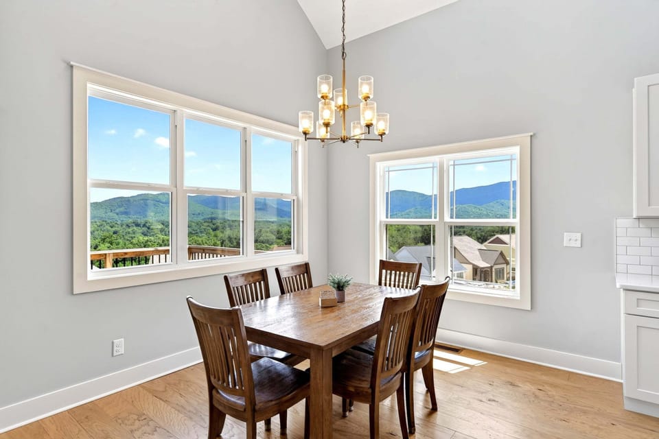 Dining area with seating for 6.