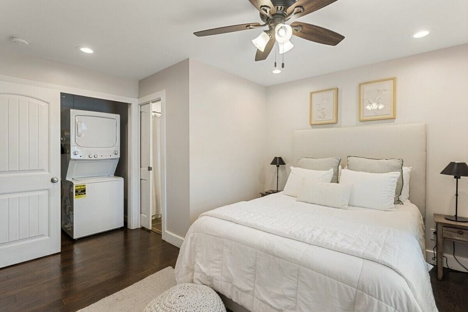 queen bedroom with full bathroom w/ laundry