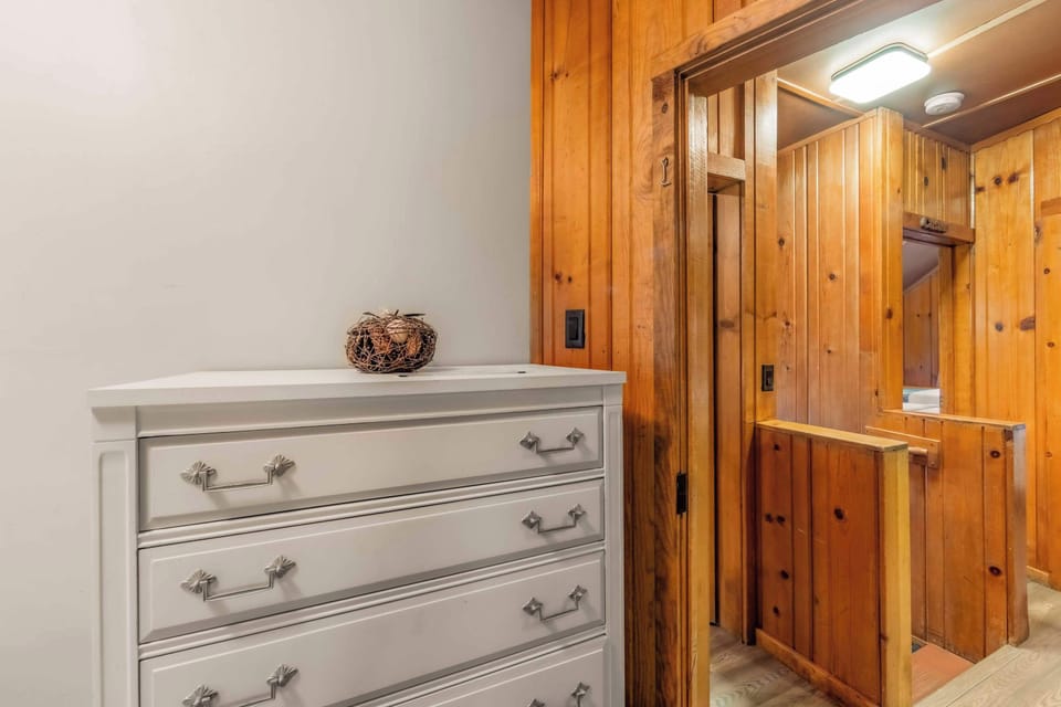 Bedroom 4 with queen bed 