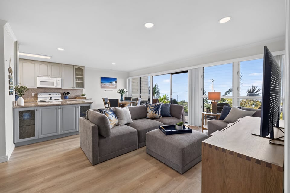 Spacious and light living room, perfect for entertaining.