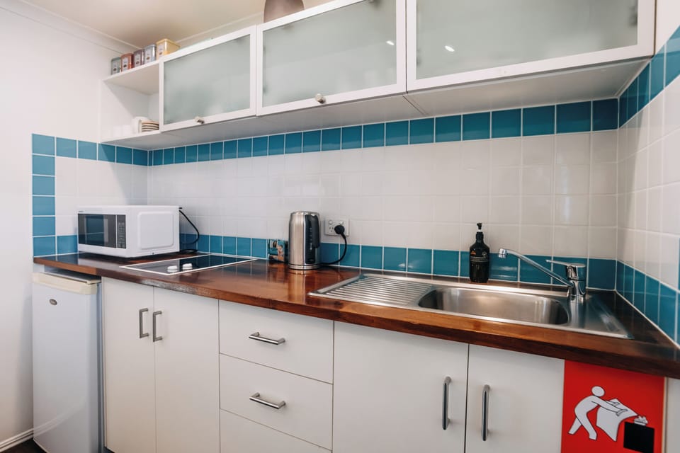 Small equipped kitchen with everything you need - please note no oven.