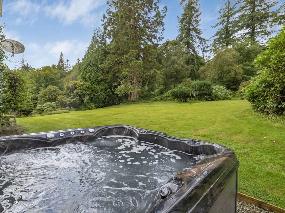 Swimming Pool, Jacuzzi, Landscaping, Bathtub, Water Feature