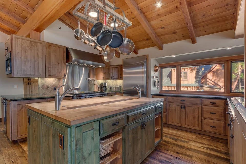  Kitchen: Drip coffee maker, espresso machine, Crockpot, blender, air fryer, food processor, waffle maker, cooking utensils, tableware 
