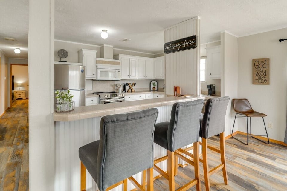 Kitchen | Breakfast Bar | Stainless Steel Appliances