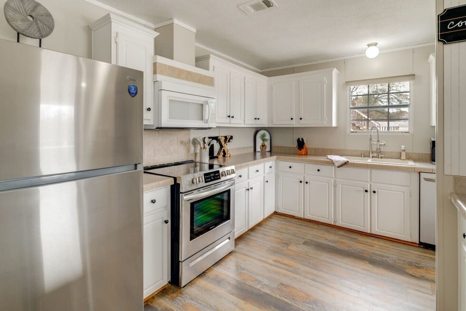 Kitchen | Stainless Steel Appliances | Hardwood Floors