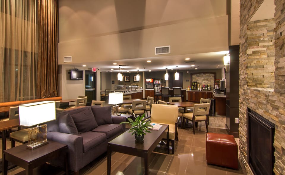 Cozy communal lounge with comfortable seating and warm décor.