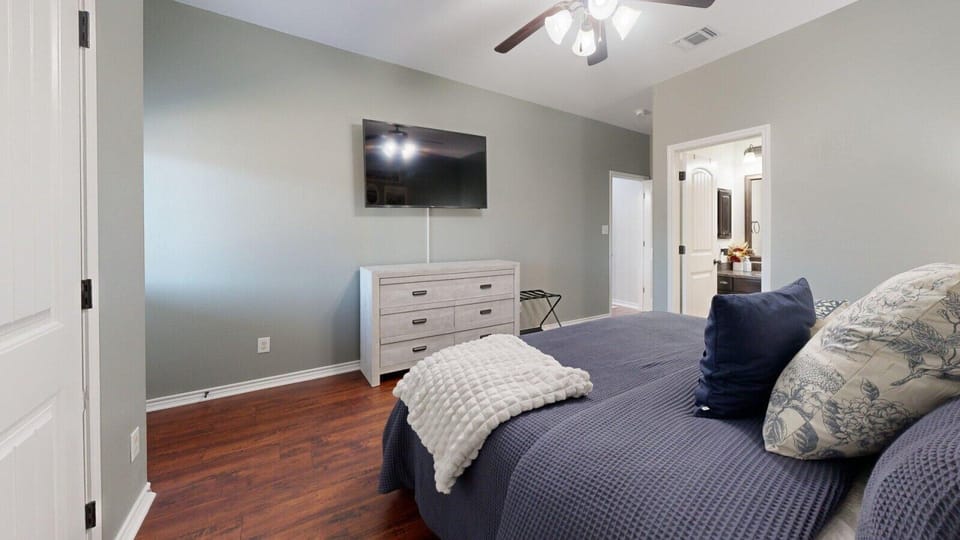 Primary bedroom - King - Ensuite Bathroom