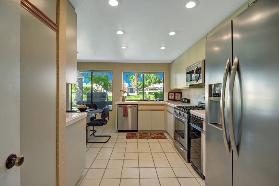 K0343 - 11 - KITCHEN.jpg