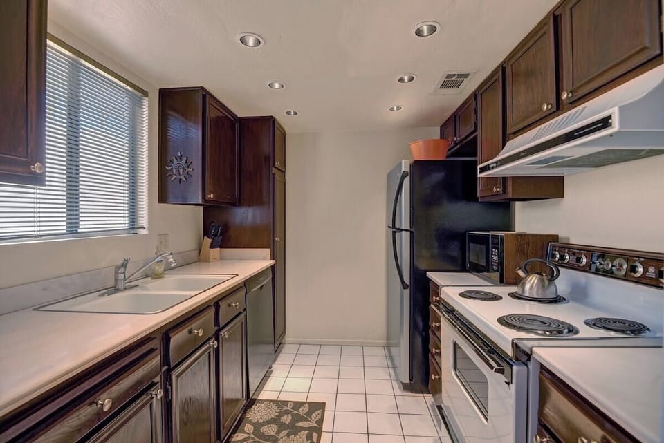 8 KITCHEN.jpg