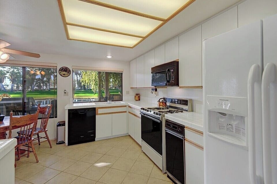 K0341 - 05 - KITCHEN mls.jpg