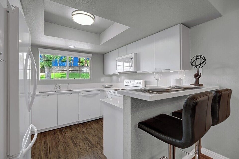 KITCHEN - Oranj Palm Vacation Homes.jpg