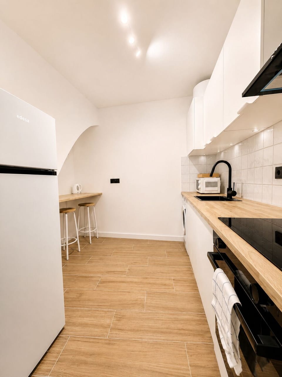 Bright modern kitchen with breakfast bar and full-size appliances