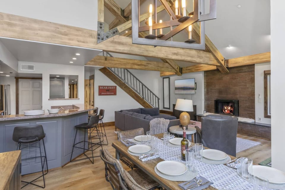 Dining room: Dining table with seating for 8 guests and adjacent breakfast bar with 4 barstools

