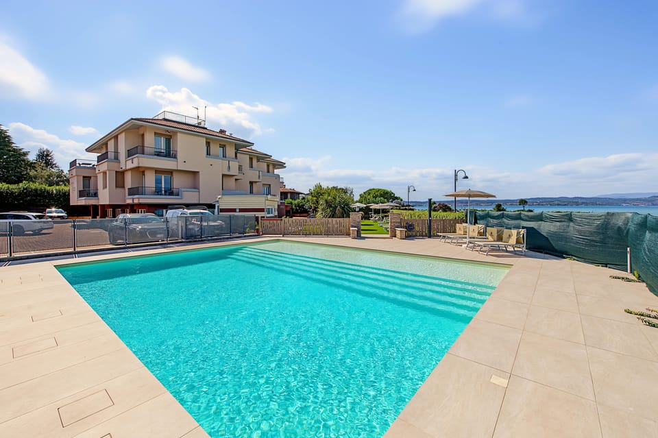 Papavero Apartment - Lake View Three-Room with Wi-Fi and Air Conditioning Apartment in Sirmione