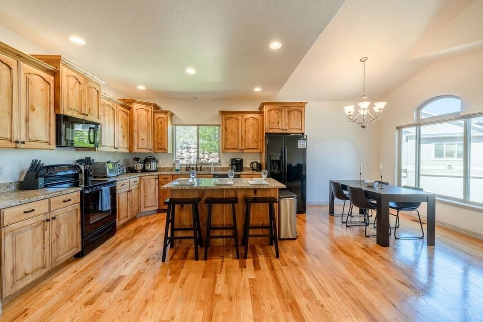 Kitchen & Dining Area