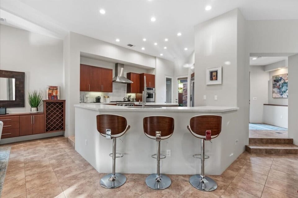 Full Kitchen: modern cabinets, stainless steel appliances, 3 bar stools