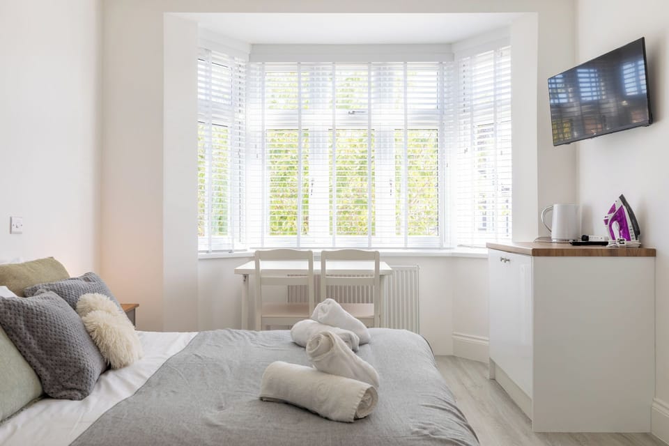 Light Filled First Floor Studio with Bay Window Apartment in London Borough of Southwark