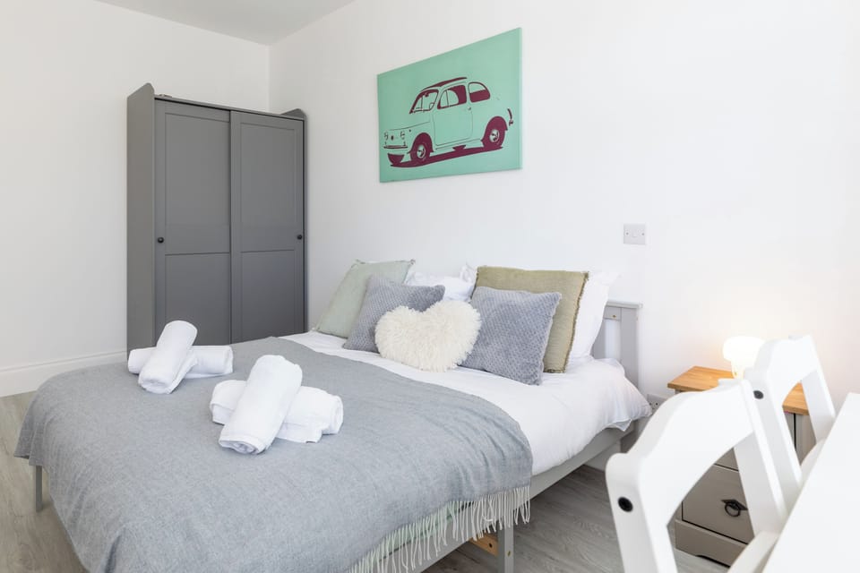 Light Filled First Floor Studio with Bay Window Apartment in London Borough of Southwark