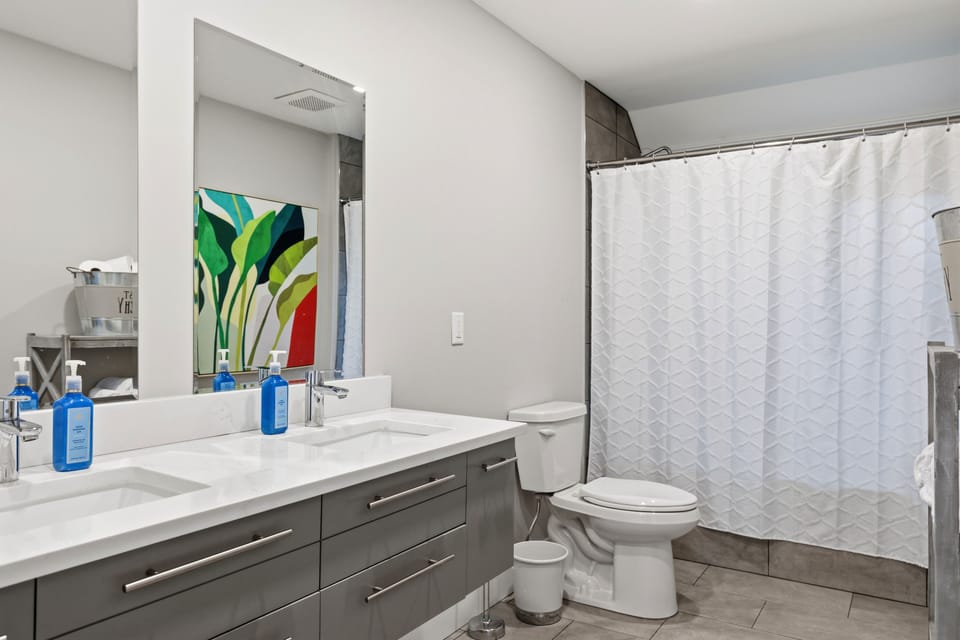 Shower/Tub Combo for Convenience.