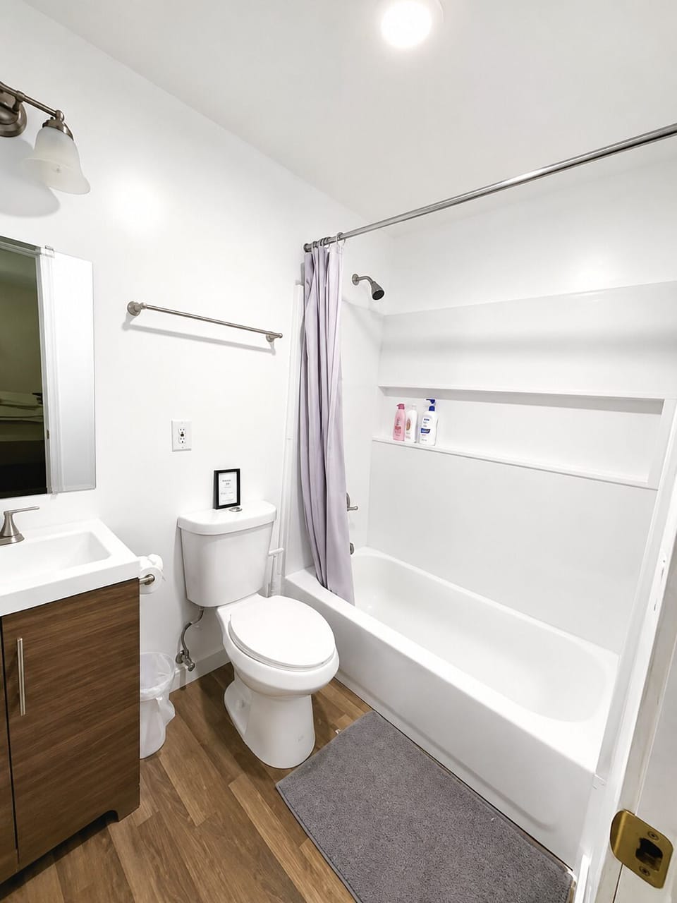 Bright full bathroom with tub/shower combo and modern vanity