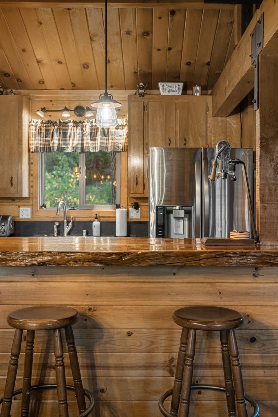 Heavenly Bay Retreet - Breakfast Bar seating
