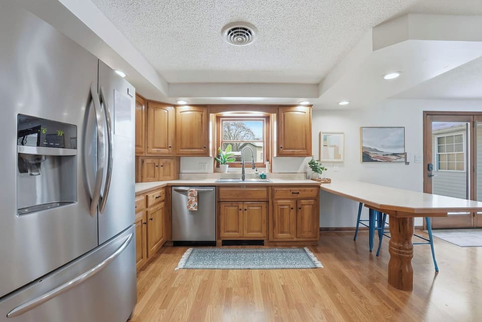 Fuel your large group easily in this fully equipped kitchen, complete with stainless steel appliances and an oversized island for meal prep and casual chatting.