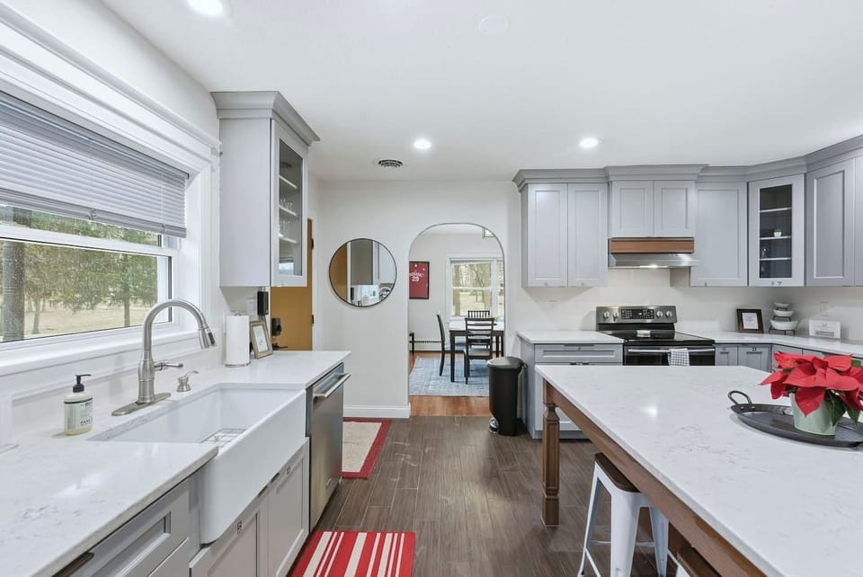 Stock up for a crowd in this Fort Wayne kitchen equipped with modern cabinetry and high-end finishes that make large group cooking a total breeze.