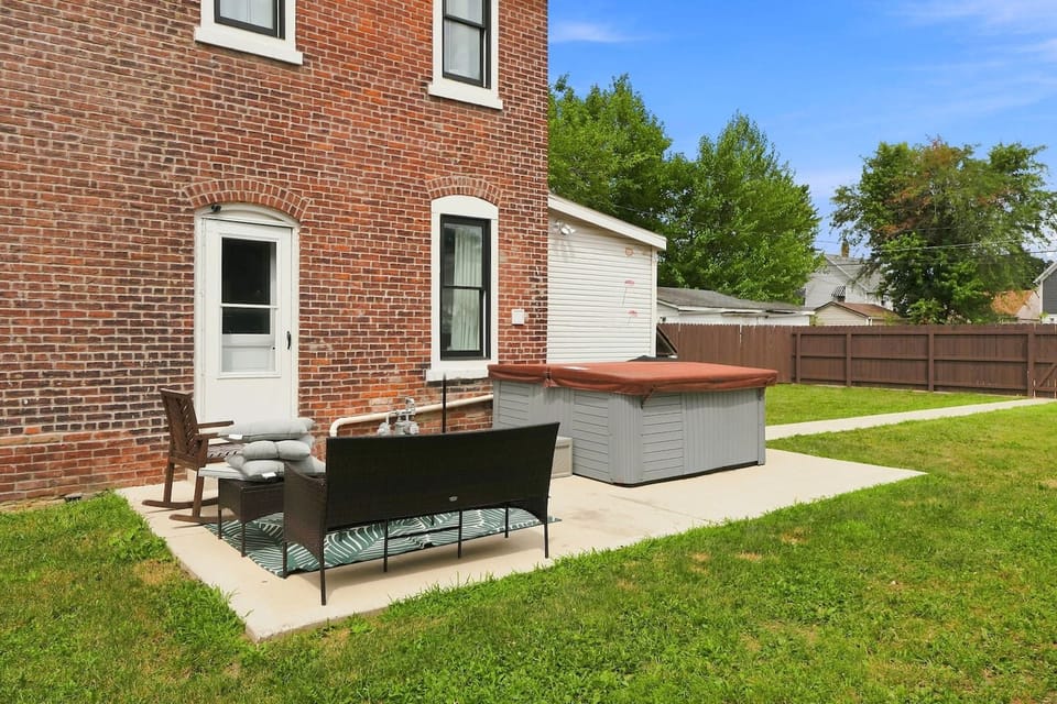 Outdoor seating and lawn space available for relaxing. Dog-friendly setup located close to local parks, riverfront trails, and downtown event venues.