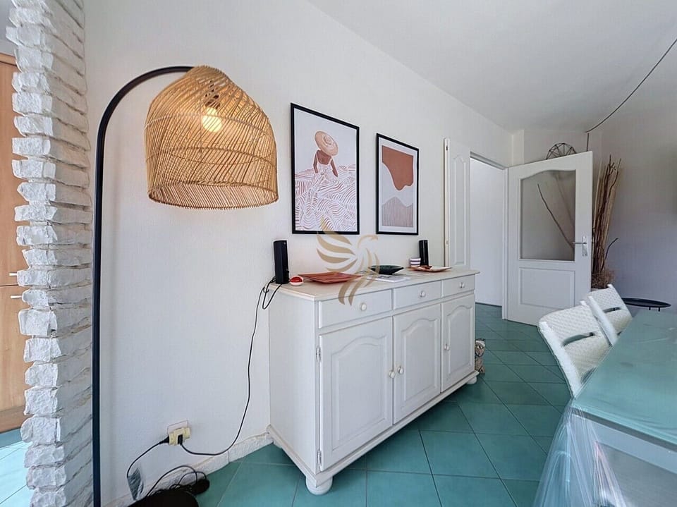 Un espace lumineux avec une décoration moderne et chaleureuse.