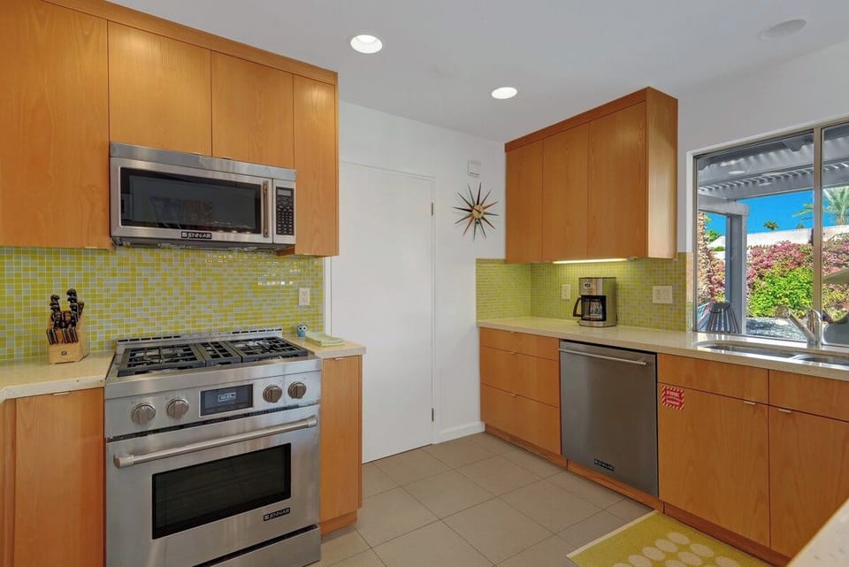 KITCHEN - Oranj Palm Vacation Homes.jpg