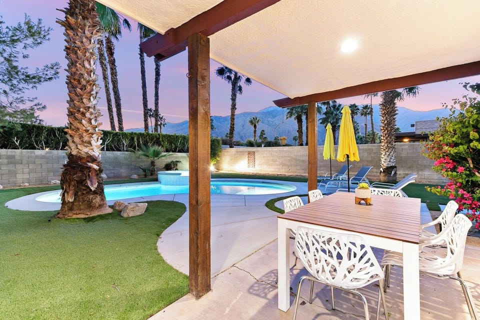 K0653 - Twilight Outdoor Table Area