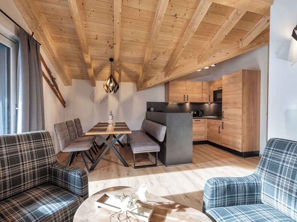 Wood, Cottage, Apartment, Hardwood, Glacial Landform, Log Cabin, Wood Stain, Wood Flooring, Plank, Chair