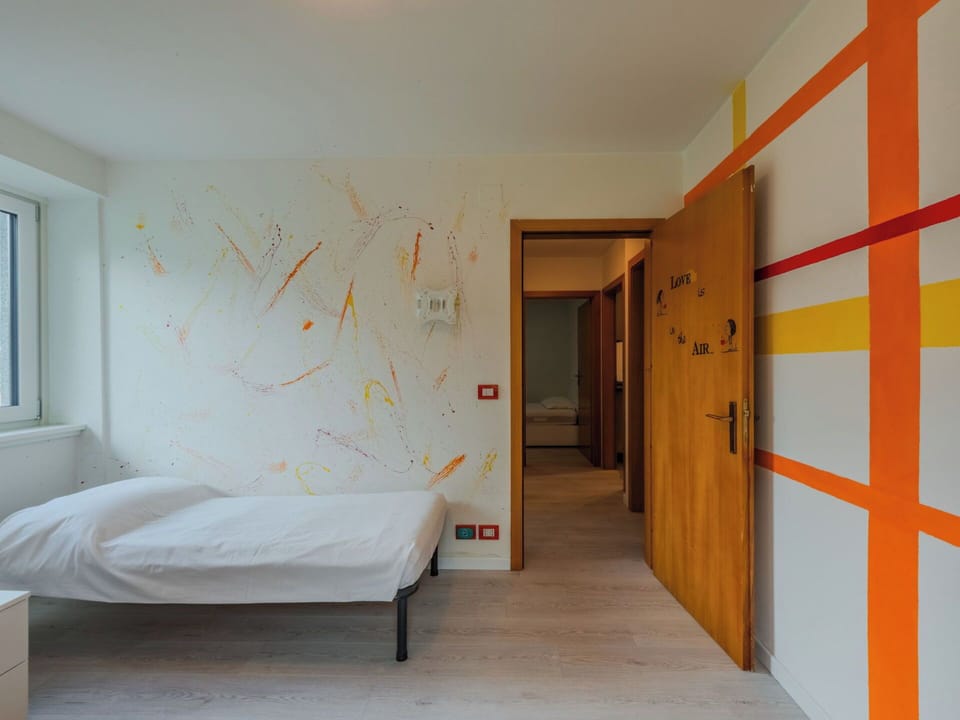 Wall, Flooring, Wood, Interior Design, Floor, Ceiling, Room, Apartment, Wood Stain, Paint