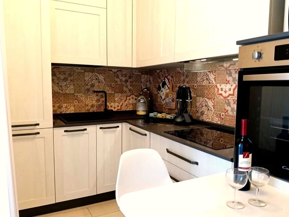 Kitchen, Kitchen Appliance, Countertop, Major Appliance, Wood, Kitchen Stove, Interior Design, Stove, Cabinetry, Flooring