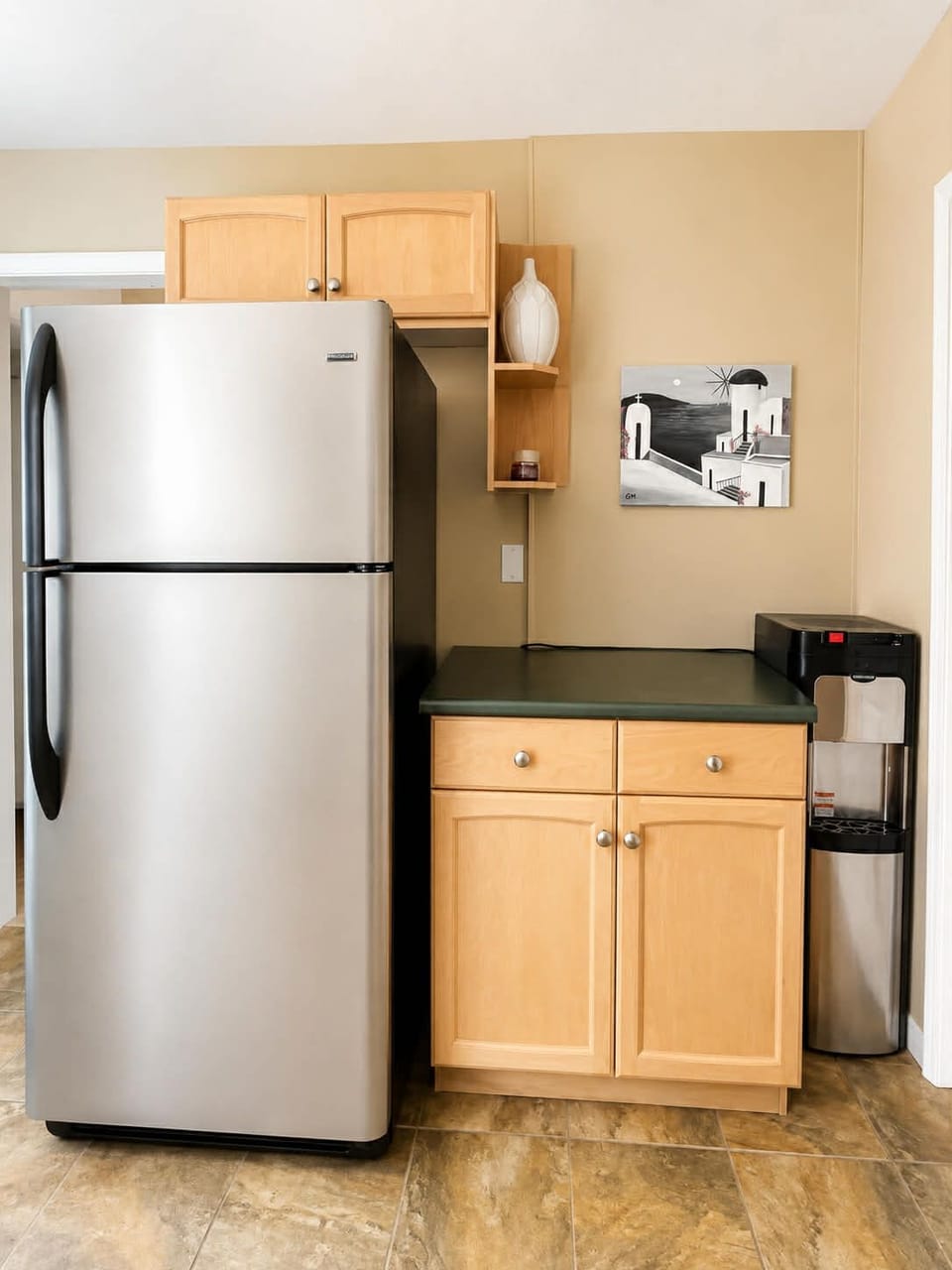 Kitchen refrigerator and water dispenser 