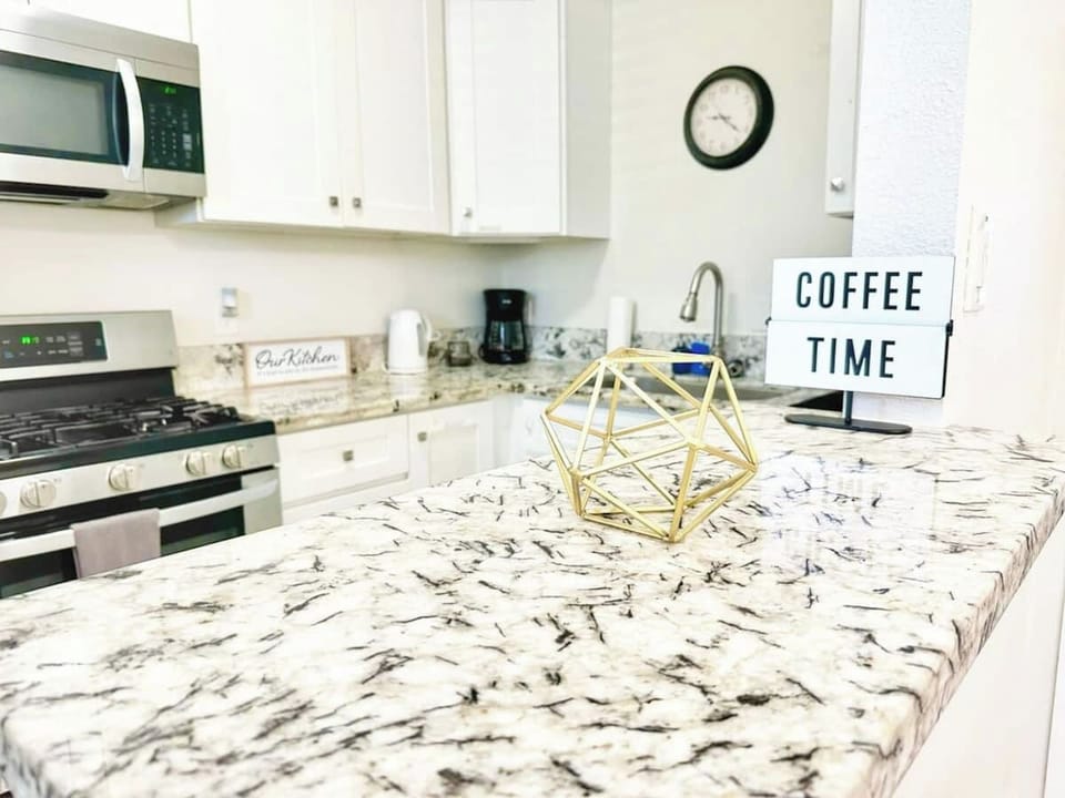 Modern Kitchen with Granite Countertops 🍳🏡