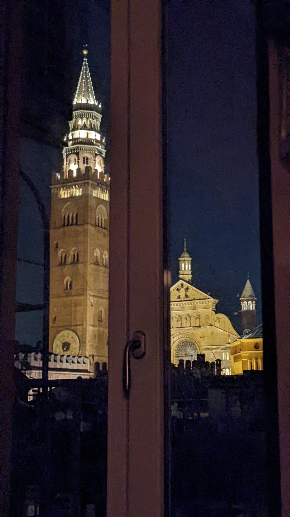 Night view through the bed room's balcony doors.
Magnificent! 