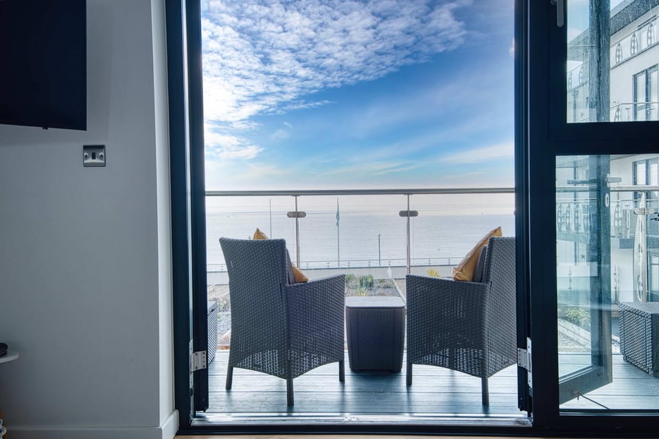 Seafront Retreat |Beach Access |Sea Views, Parking Apartment in Ramsgate