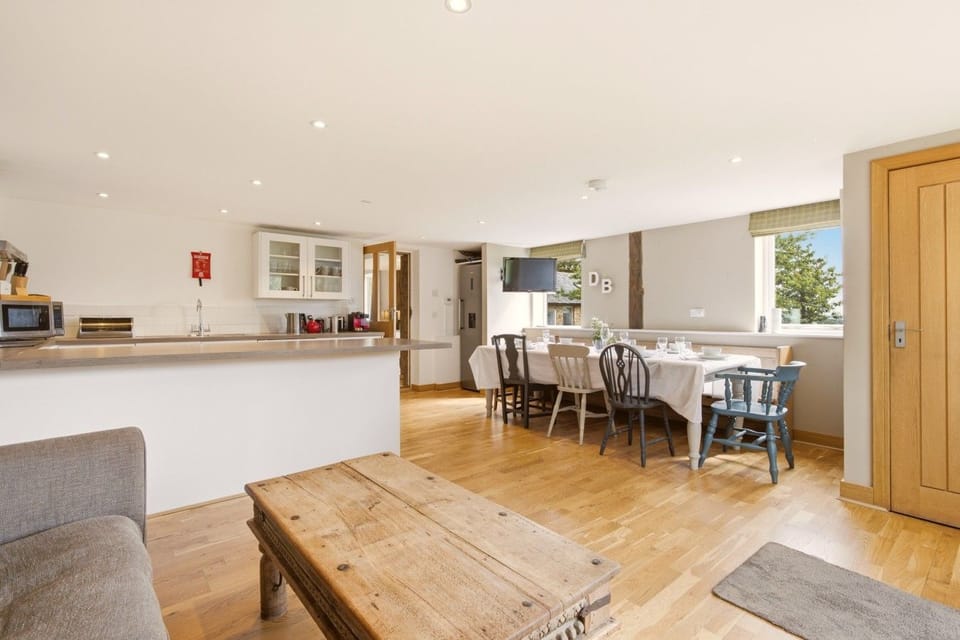 Drum Barn open-plan kitchen and dining area with seating for groups