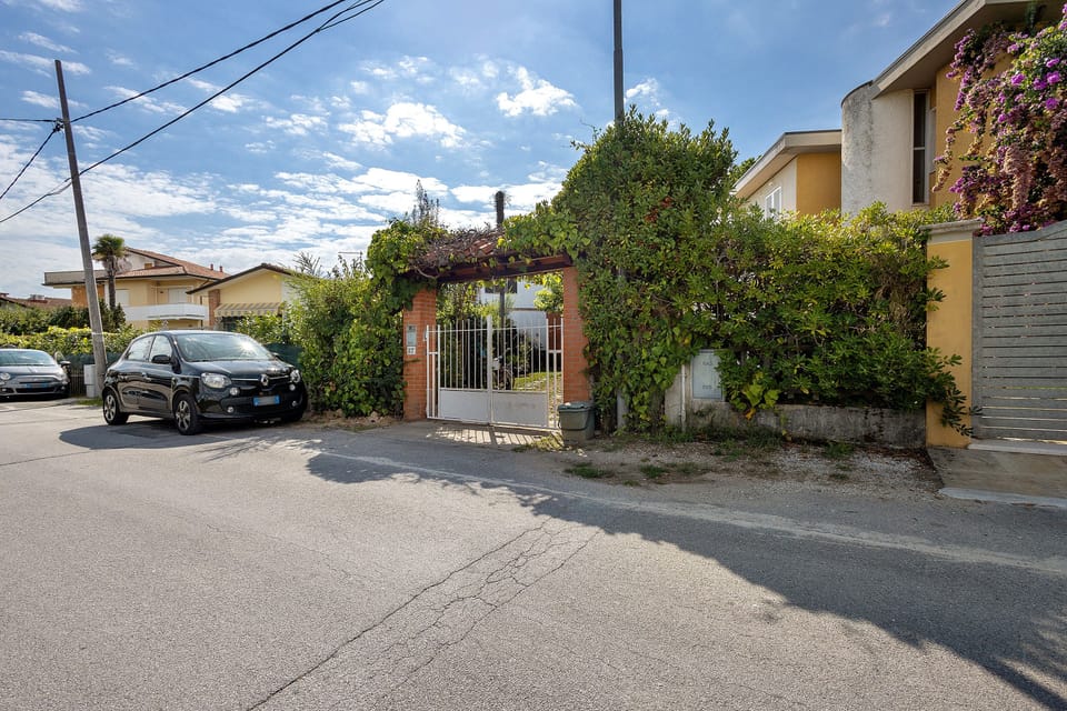 Villa "Villino Arsella" with mountain view, balcony, and air conditioning Villa in Pietrasanta