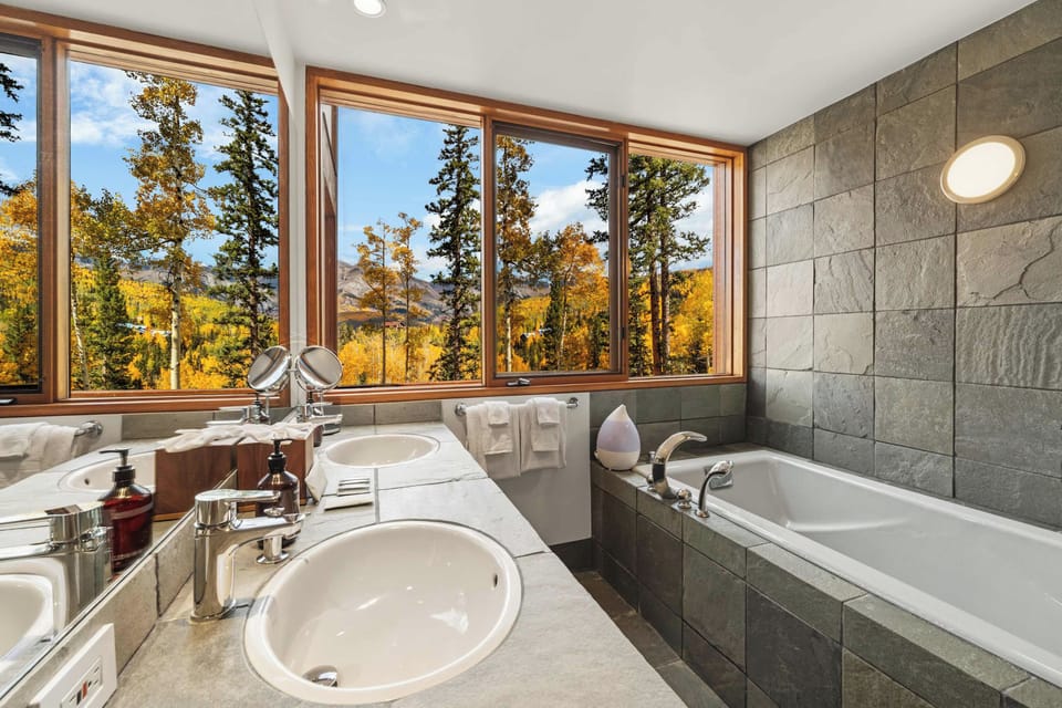 Bathroom 1: En-suite bathroom, large soaking tub, standing shower, double sink vanity 