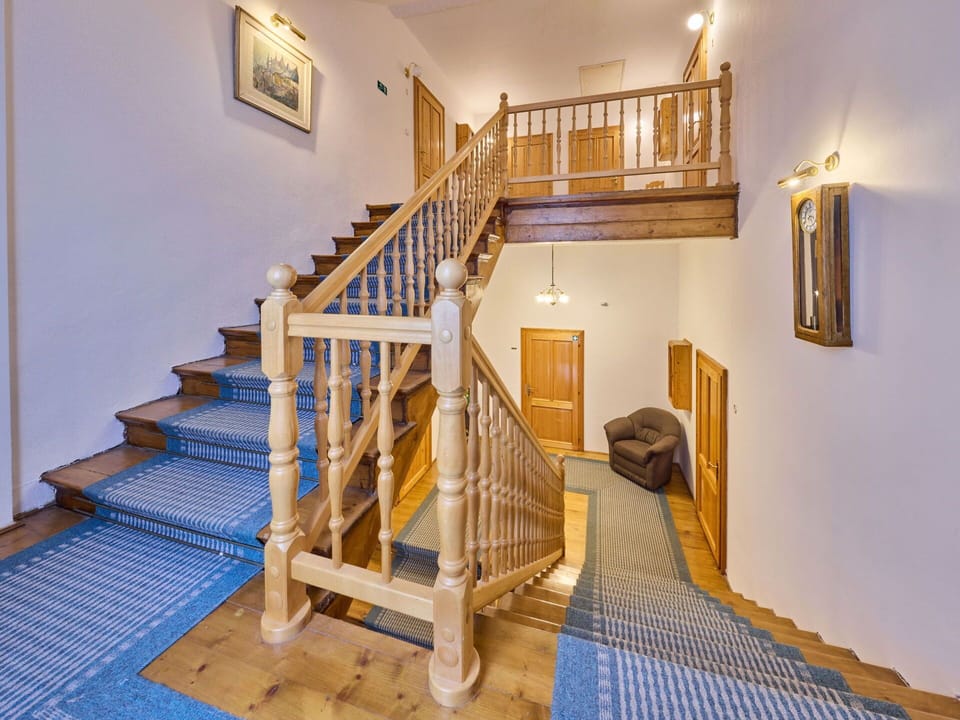 Picture Frame, Stairs, Wood, Building, Floor, Wood Stain, Flooring, Hardwood, Real Estate, Laminate Flooring