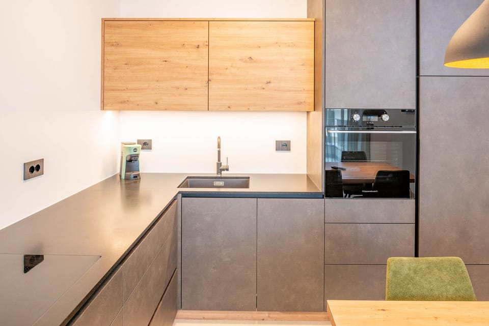 Dining space for six guests in the kitchen