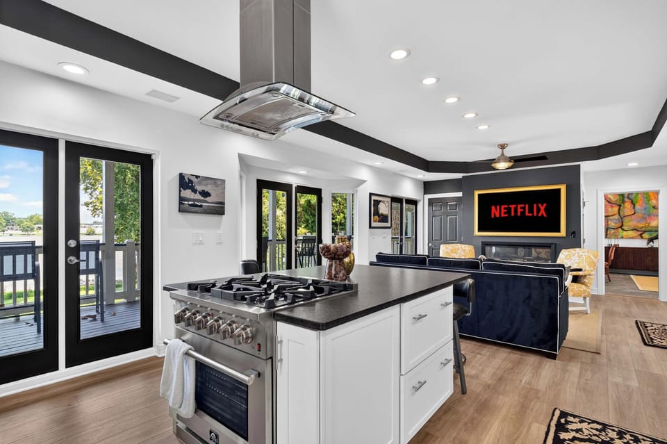 Kitchen: Cozy open-concept kitchen and dining area with room to cook, serve, and enjoy meals together, offering a comfortable space for both casual dining and group gatherings.