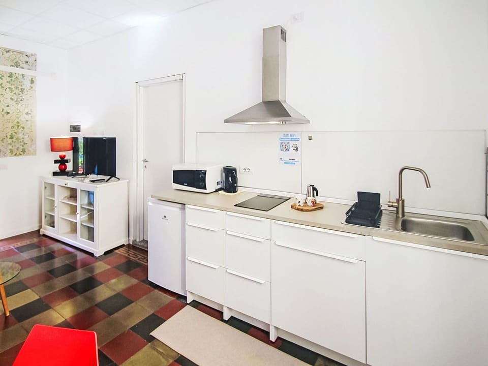 Kitchen Appliance, Flooring, Major Appliance, Kitchen, Floor, Interior Design, Ceiling, Furniture, Countertop, Room