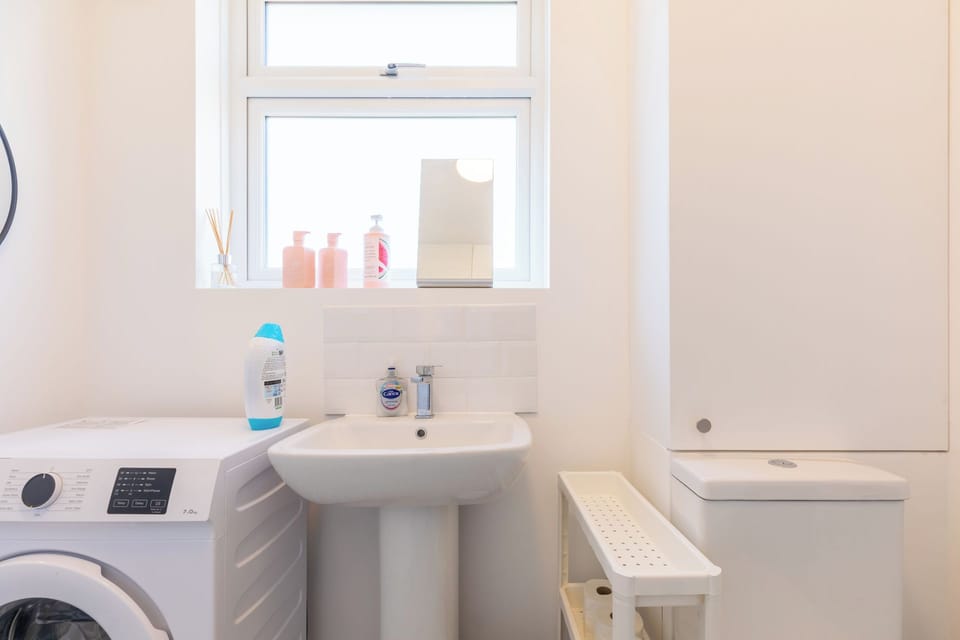 Bright First Floor Studio with Private Shower Room Apartment in London Borough of Southwark