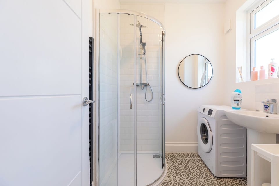 Bright First Floor Studio with Private Shower Room Apartment in London Borough of Southwark