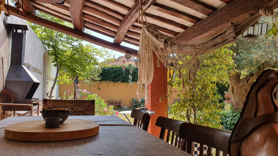 Mesa del porche del jardín con barbacoa